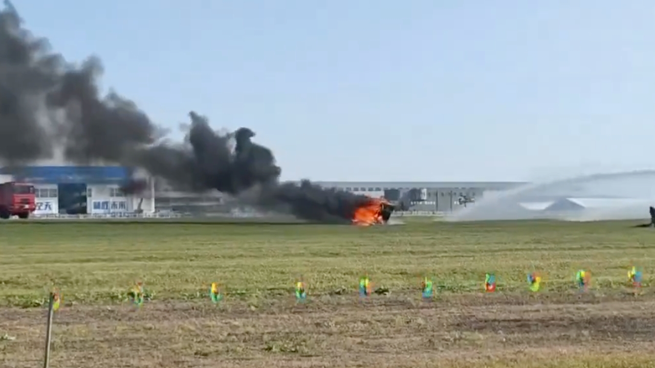 ระทึก รถบินได้ของจีน สองลำเกิดอุบัติเหตุชนกันกลางอากาศขณะโชว์