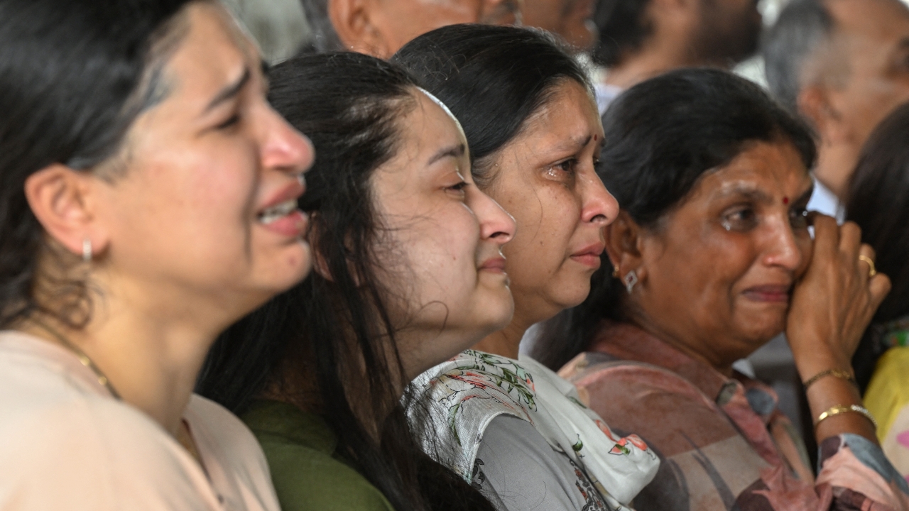 ญาติผู้โดยสารยื่นฟ้อง “โบอิ้ง” ปมเครื่องบินแอร์อินเดียตก ดับ 260 ศพ จากอุปกรณ์ตัดเชื้อเพลิงบกพร่อง