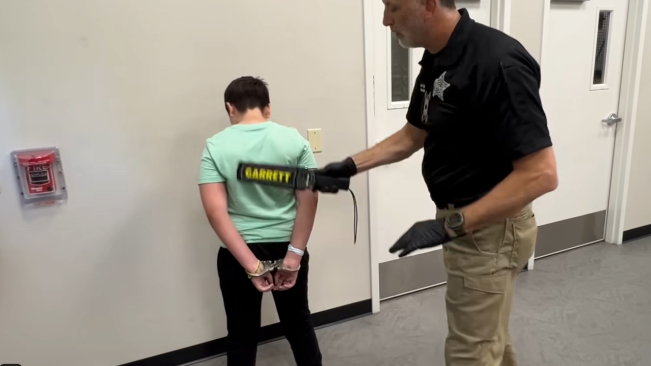 ตร.ฟลอริดา จับกุมเด็ก 11 ขวบ ฐานเขียน “บัญชีสังหารเพื่อน” บนโต๊ะเรียน