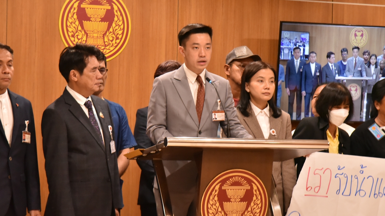 “สส.ทวิวงศ์” พาชาวบ้านยื่นสภาฯ 4 ข้อ แก้น้ำท่วมอยุธยา หลัง 2 หมื่นครัวเรือนกระทบหนัก