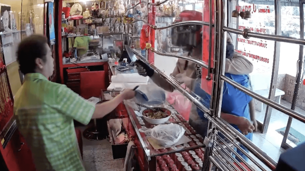 ตร. เร่งล่าตัวคนร้าย บุกเดี่ยวชิงทอง ใช้มีดจี้ "ลูกค้า" ในร้านเป็นตัวประกัน