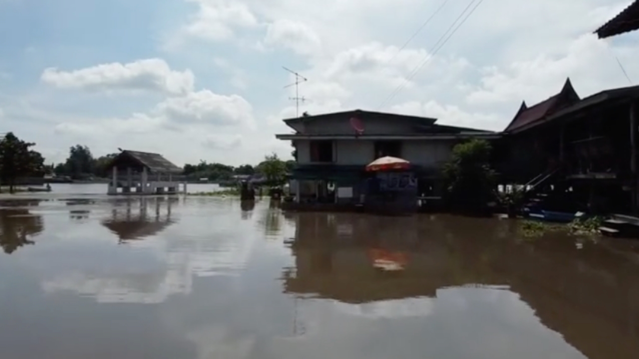 ชาวบ้านอ่วม น้ำเจ้าพระยาหนุนสูง ท่วมชุมชนบางปะอิน ต้องใช้เรือพายเข้าออกแล้ว