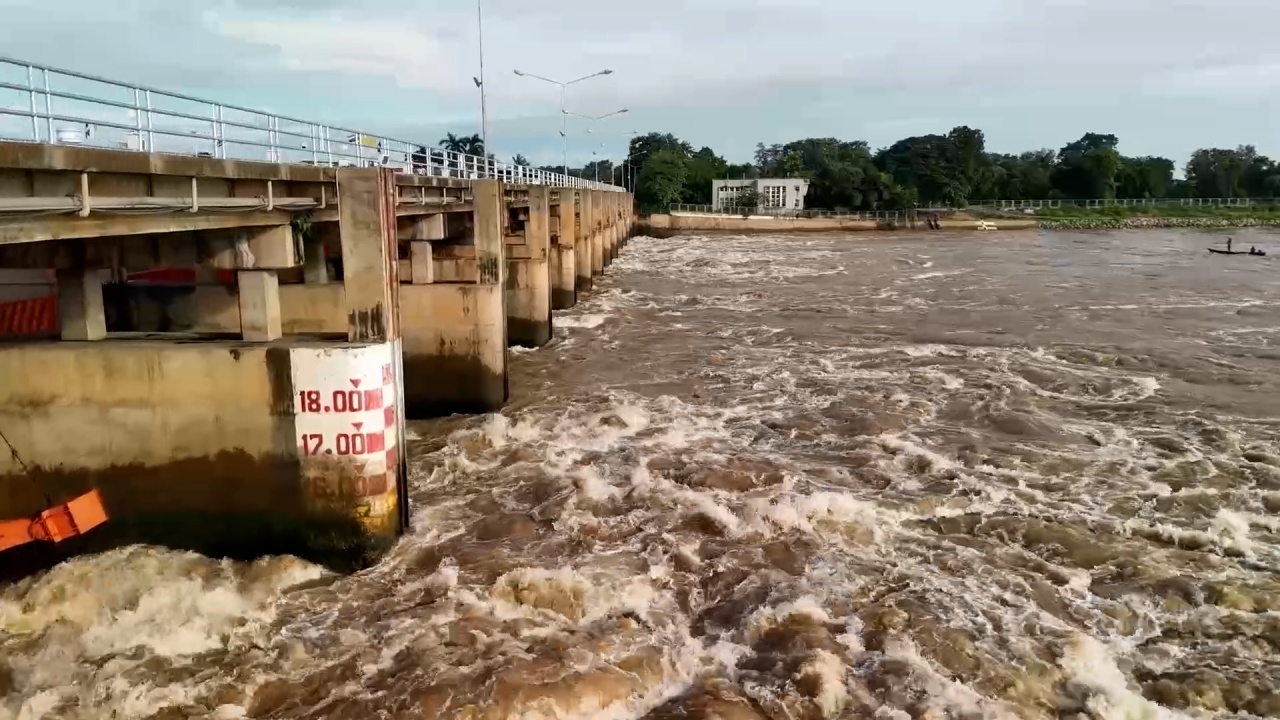 "เขื่อนเจ้าพระยา" ระบายน้ำเพิ่มต่อเนื่อง ท้ายเขื่อนอ่วม เร่งกั้นกระสอบทราย
