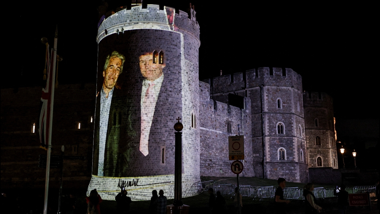 มือดีฉายภาพคู่ "ทรัมป์-เอปสตีน" ขึ้นปราสาทวินด์เซอร์ ถูกจับกุม 4 ราย