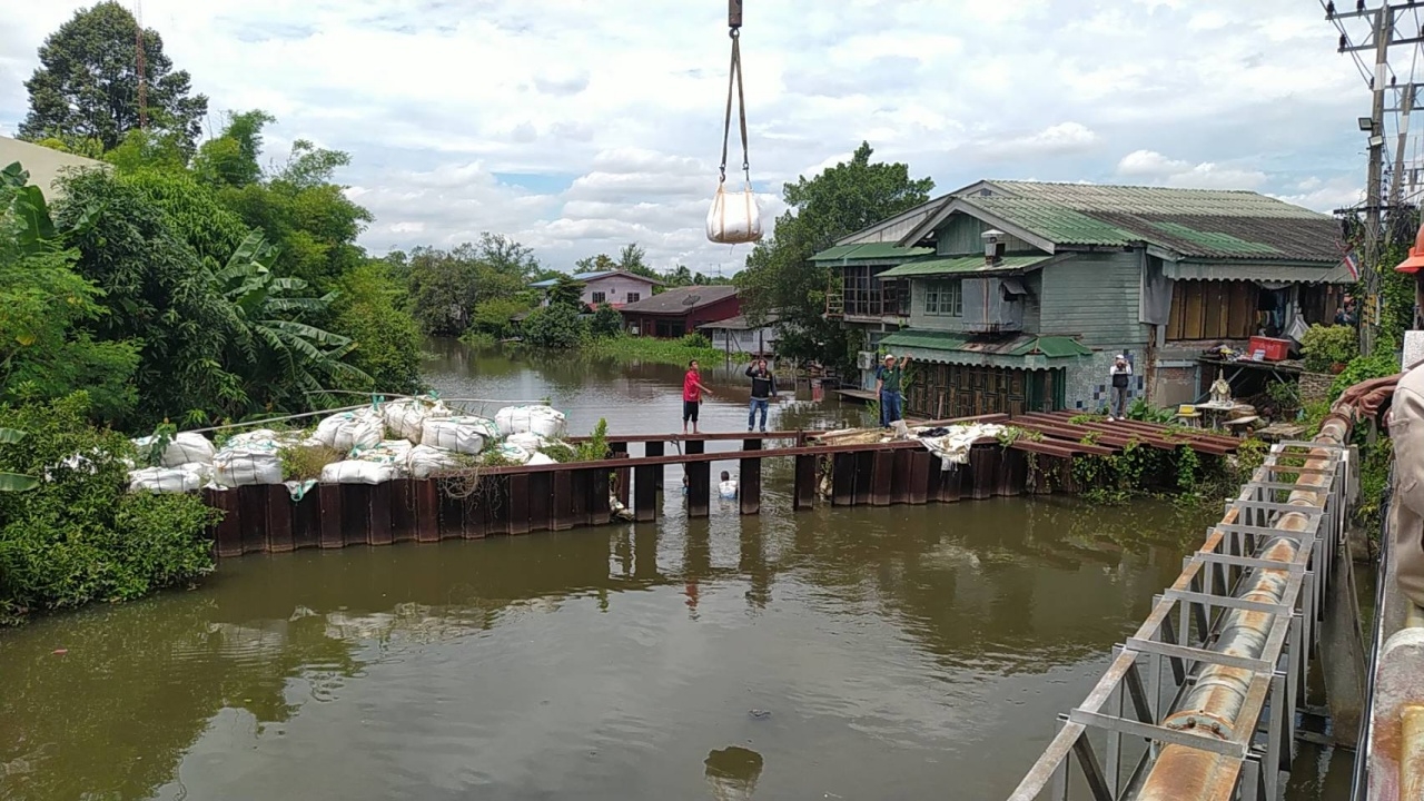 จ.นครปฐม เร่งวางบิ๊กแบ็กปิดปาก "คลองบางแก้ว" ป้องกันน้ำล้นตลิ่ง ท่วมชุมชนเมือง