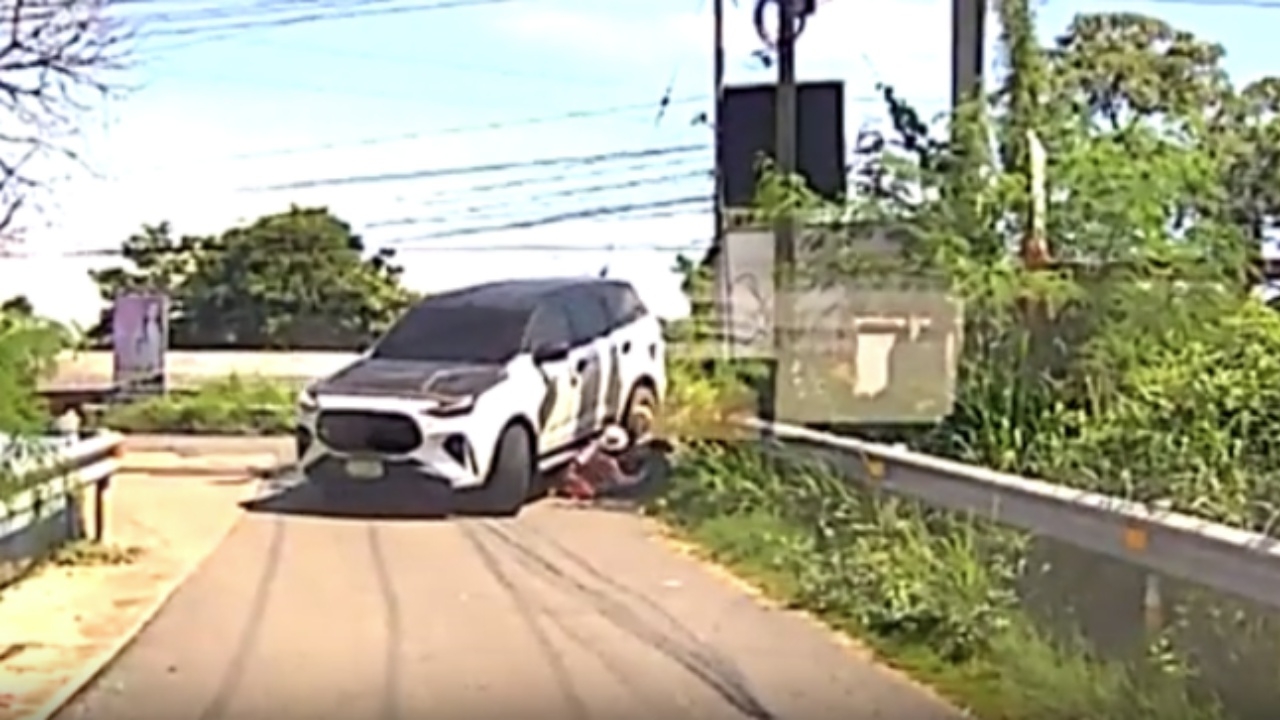 อุทาหรณ์ รถยนต์เลี้ยวเข้าซอย เฉี่ยวยายวัย 79 ปีเจ็บ หลังนั่งกับเพื่อนบนถนน