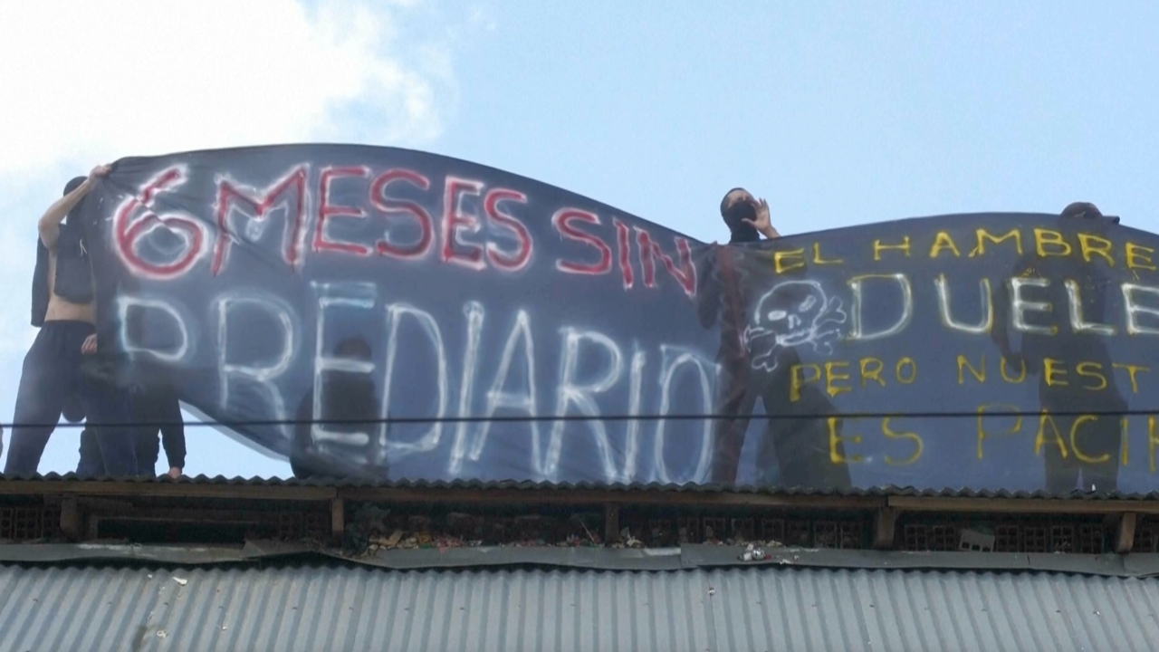 คุกโบลิเวียวุ่น นักโทษปีนหลังคาประท้วงหิว หลังเงินเบี้ยเลี้ยงขาดหาย