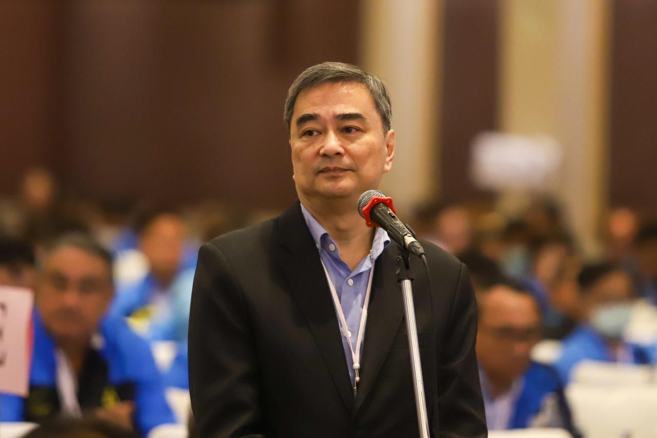 “อภิสิทธิ์” จ่อคัมแบ็ก หัวหน้าพรรคประชาธิปัตย์ ปลุกพลังเก่าสีฟ้า เขย่าเลือกตั้ง 69