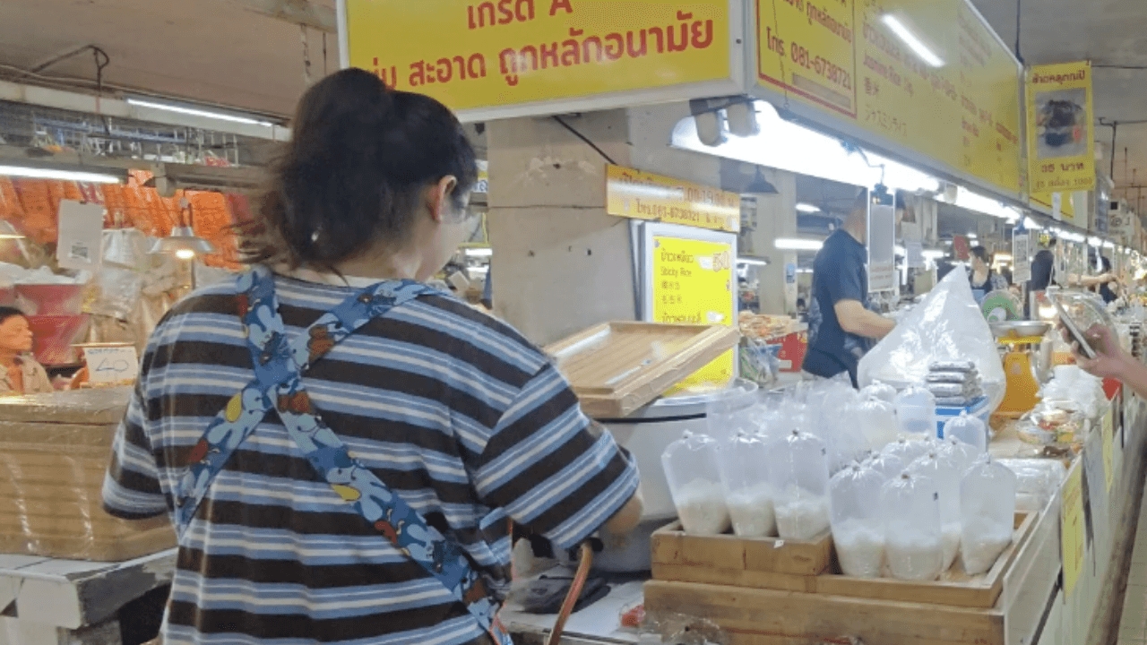 พ่อค้าตลาดสด จ.เชียงใหม่ ยังรับเงินแบบ "สแกนจ่าย" บอกถึงเสี่ยงแต่ต้องยอม