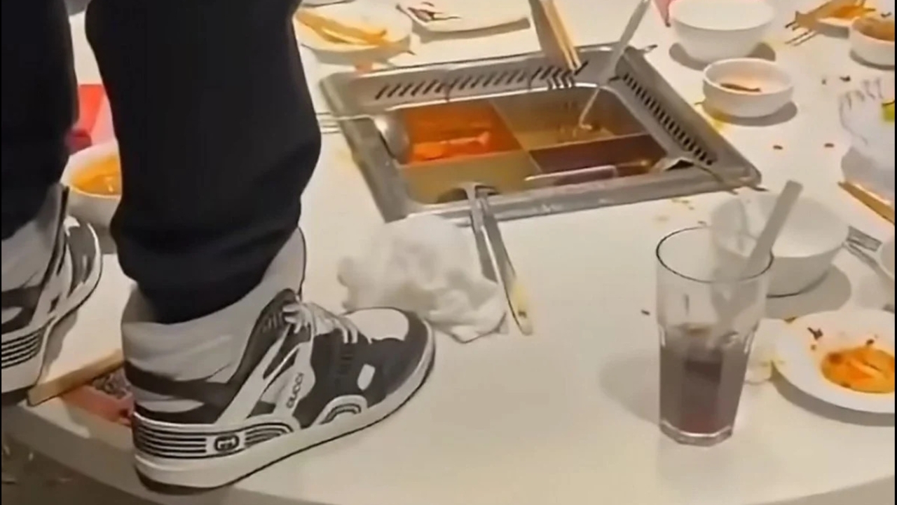 ศาลเซี่ยงไฮ้สั่งวัยรุ่นปัสสาวะลงหม้อไฟร้านดัง ชดใช้เกือบ 10 ล้านบาท