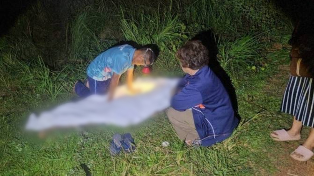 บีบหัวใจ ตาวัย 63 ทำงานกู้ชีพ เข่าทรุดหลังพบศพ "หลานชาย" รถแหกโค้งเสียชีวิต