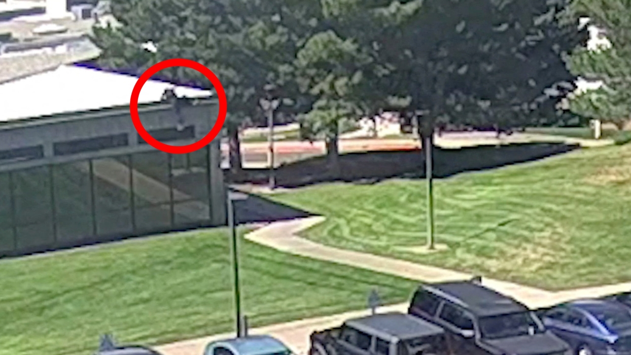 เอฟบีไอเผยคลิปวิดีโอผู้ต้องสงสัยลอบสังหาร “ชาร์ลี เคิร์ก” ยังหลบหนี