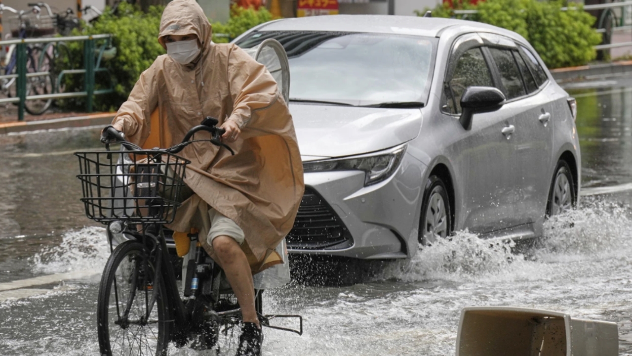 ฝนตกหนักท่วมถนนในโตเกียว ระบบขนส่งหยุดชะงัก เที่ยวบิน-รถไฟถูกระงับ