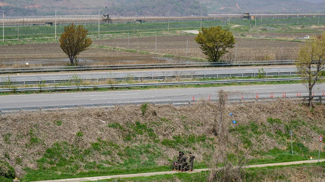 เกิดเหตุบึ้มสนั่นในหน่วยปืนใหญ่กองทัพเกาหลีใต้ ทหารบาดเจ็บ 10 นาย