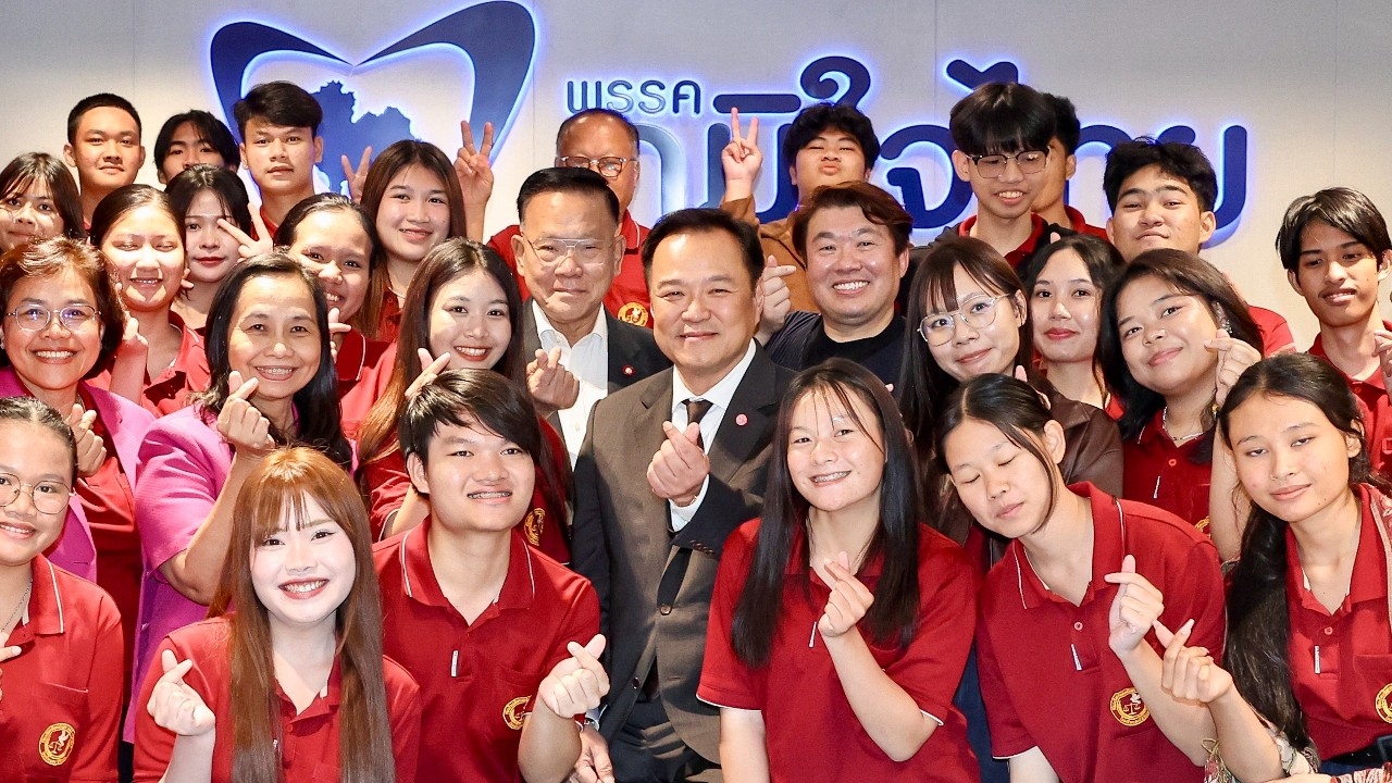 “นายกฯ อนุทิน” เซอร์ไพรส์ แวะทักทายนักเรียนศรีสะเกษ ย้ำเร่งแก้ปัญหาชายแดน