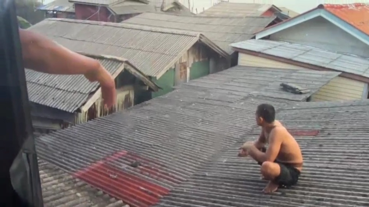 ล้อมจับวุ่น ผู้ต้องหายิงเพื่อนบ้านดับ หลบหนีขึ้นหลังคา ตร. เจรจากว่า 5 ชั่วโมง