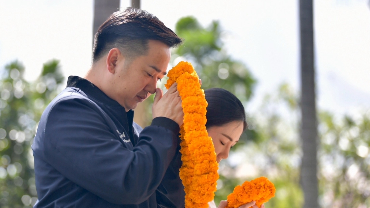 “ศศิกานต์-อนุกูล” ไหว้สิ่งศักดิ์สิทธิ์ลาทำเนียบ- รองนายกฯ ทยอยคืนรถหลวง