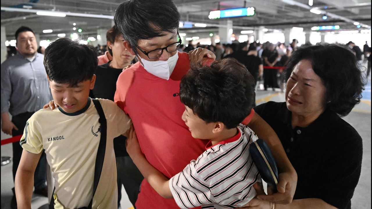 แรงงานเกาหลีใต้กว่า 300 คน กลับถึงบ้าน หลังถูกรัฐบาลสหรัฐฯ กวาดจับที่โรงงานแบตเตอรี