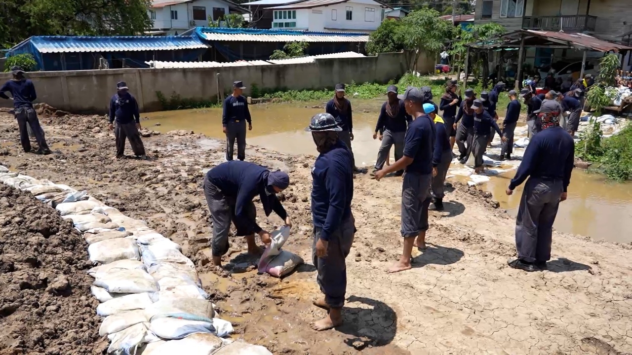 น้ำเหนือมาแล้ว "เขื่อนเจ้าพระยา" เร่งระบายต่อเนื่อง ชาวบ้านเสริมคันดินกั้นน้ำ