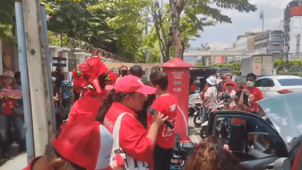 "กลุ่มคนเสื้อแดง" มาให้กำลังใจ "ทักษิณ" ทำกิจกรรมกินข้าวหน้าเรือนจำคลองเปรม