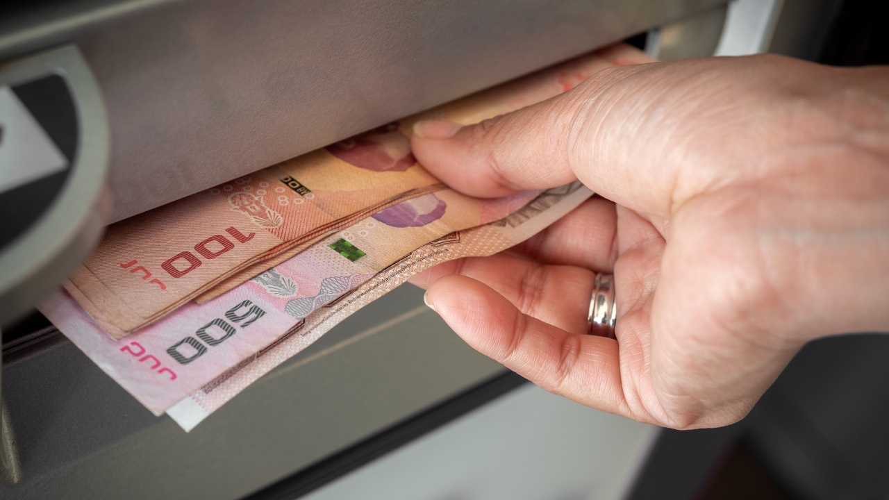 เพจดังอ้าง หลายคนหวั่นโดน "อายัดบัญชี" พากันถอนเงิน "เงินสด" ออกจากบัญชีธนาคาร