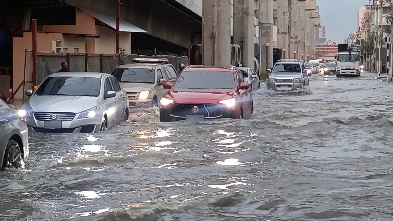 พิษฝนตกหนัก กว่า 2 ชม. "ถนนแจ้งวัฒนะ" น้ำท่วมขังเกือบตลอดสาย รถติดสะสมหลายจุด