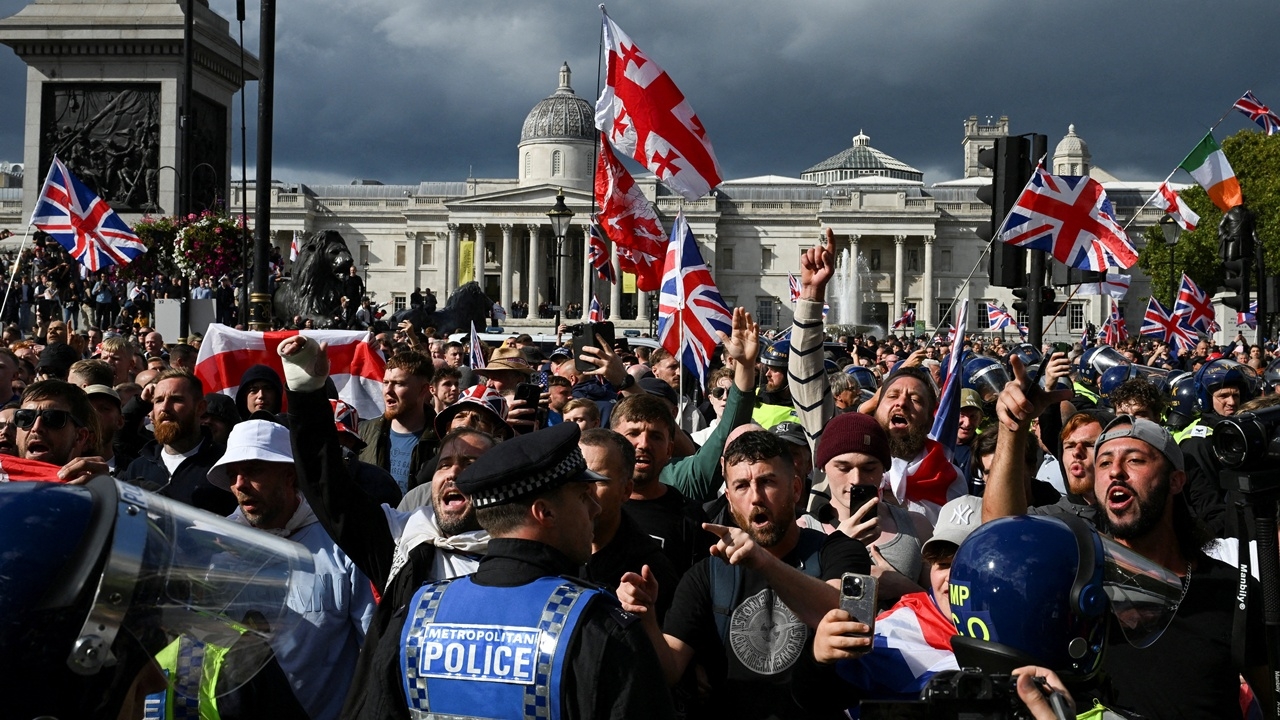 ผู้ประท้วงนับแสนคนรวมตัวกลางกรุงลอนดอน ชุมนุมหนุน-ต้านผู้อพยพ