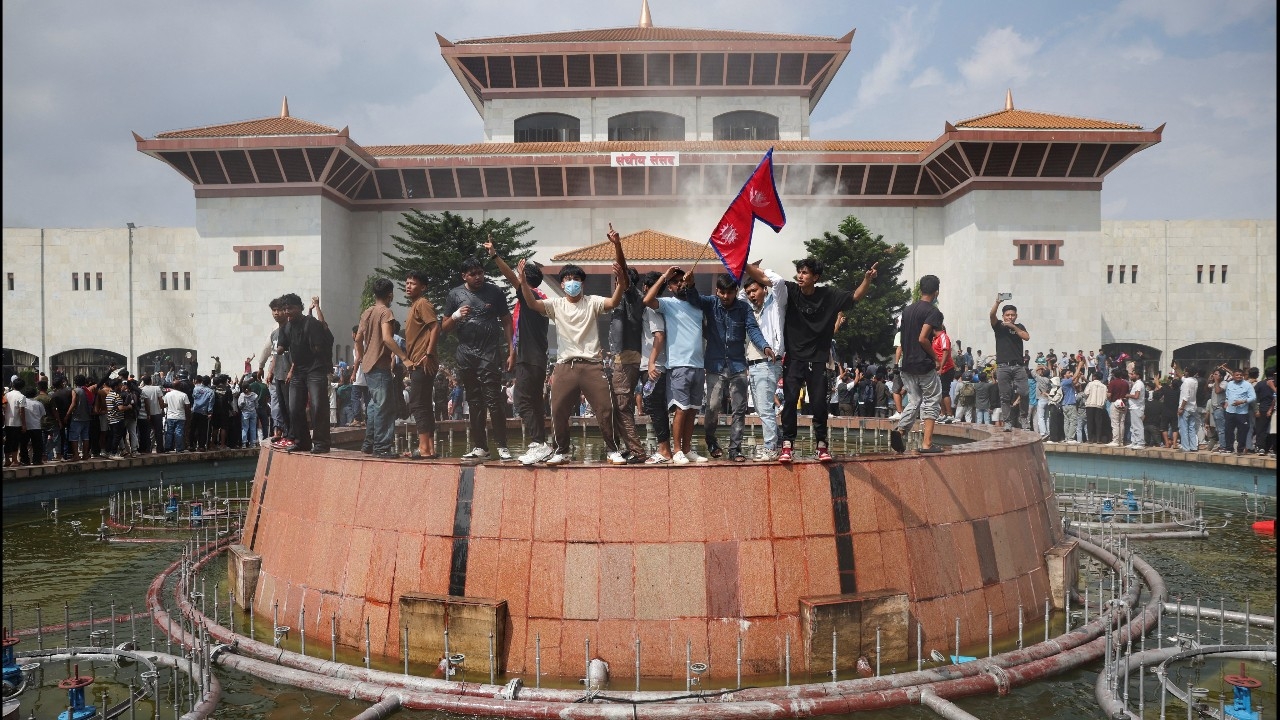 พรรคการเมืองใหญ่เนปาลยื่นคำขาด ประธานาธิบดีต้องคืนอำนาจสภาที่ถูกยุบ