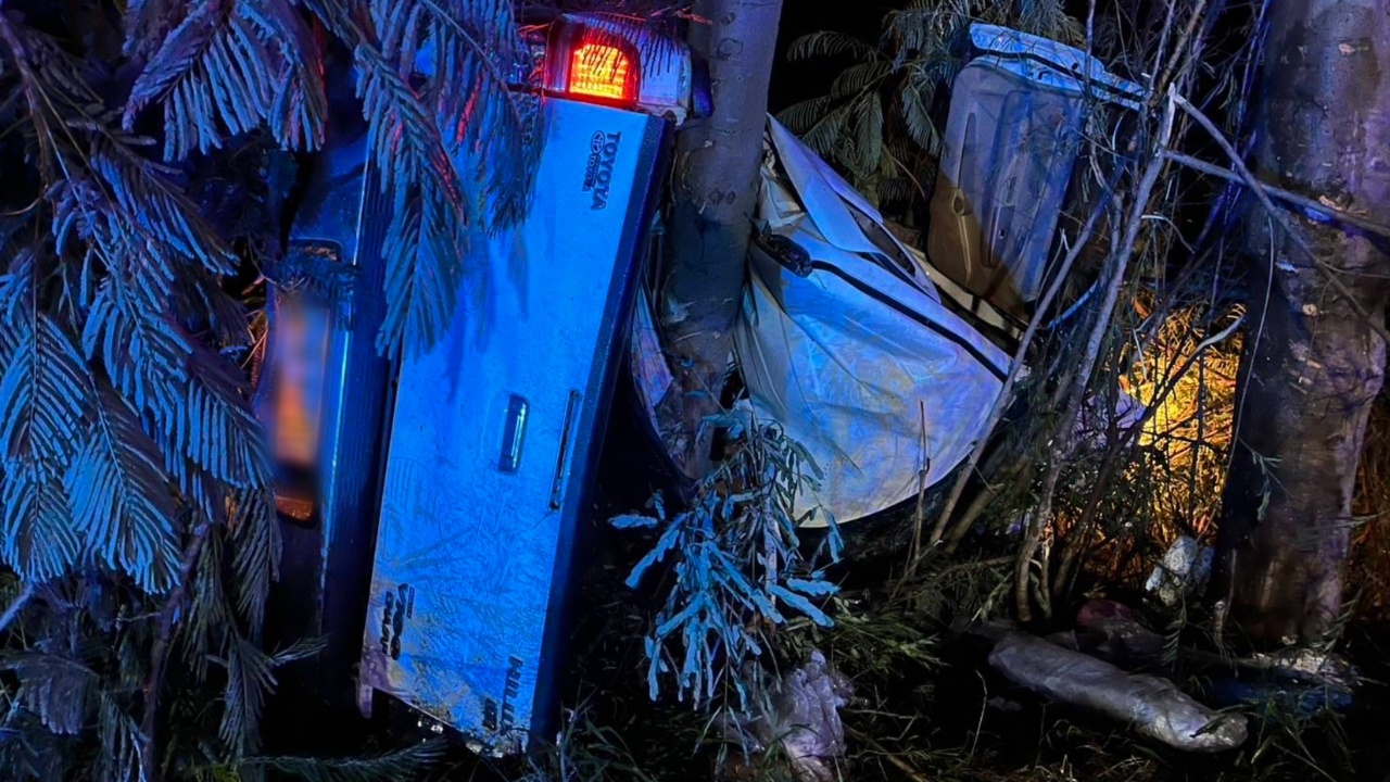 อุบัติเหตุสลด กระบะเสียหลักชนต้นไม้ พ่อแม่บาดเจ็บ ลูกชาย 5 ขวบ เสียชีวิต