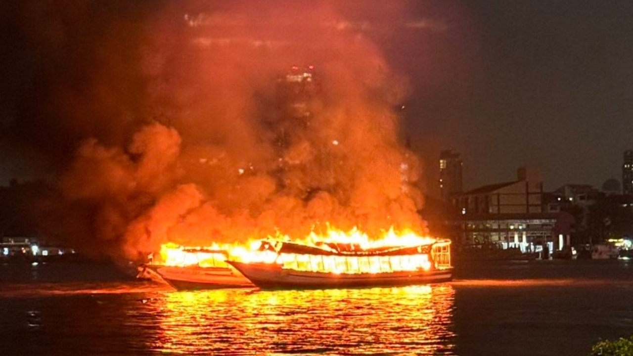 ระทึก ไฟไหม้เรือด่วนโดยสาร ท่าเรือวัดราชสิงขร ล่าสุดเพลิงสงบแล้ว