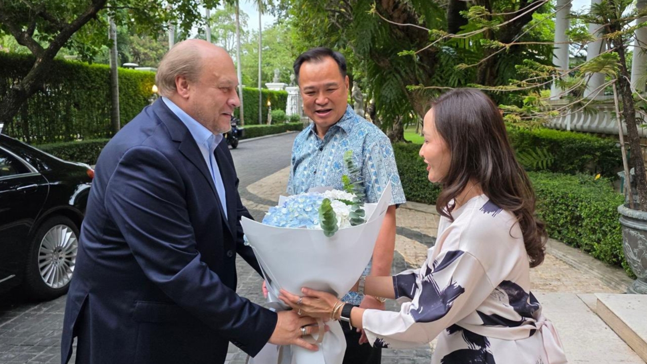 “อนุทิน-จ๋า ธนนนท์” เปิดบ้านต้อนรับเอกอัครราชทูตรัสเซีย บอกเป็นเพื่อนกันมานาน