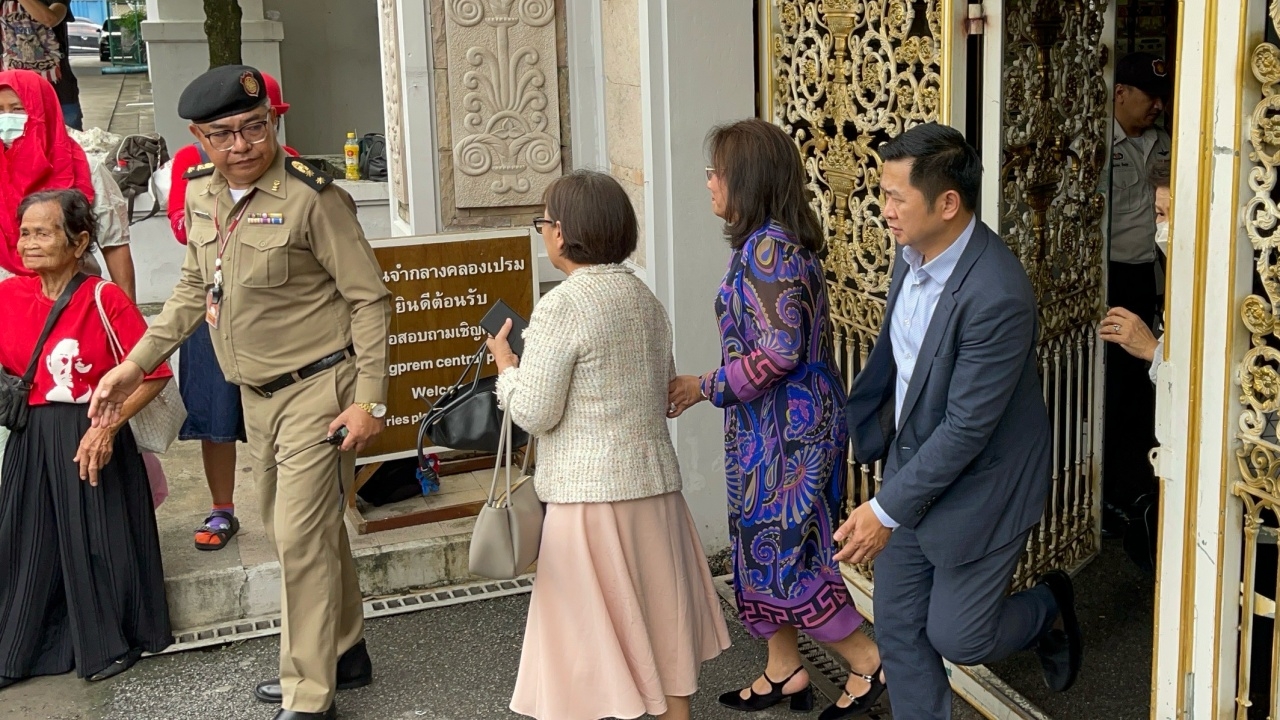 "คุณหญิงพจมาน" พยักหน้าตอบสื่อ รับ "ทักษิณ" กำลังใจดี