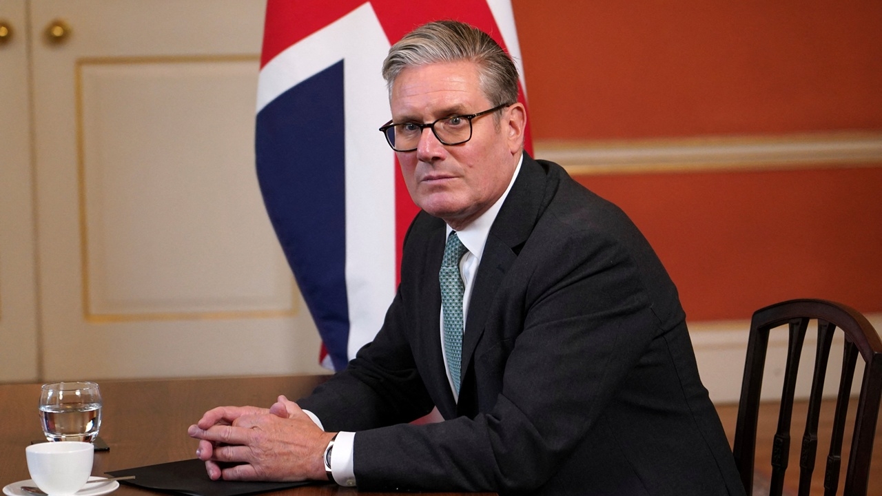 นายกฯ UK ลั่น ไม่ยอมให้ใครใช้ธงชาติสร้างความแตกแยก หลังม็อบประท้วงใหญ่