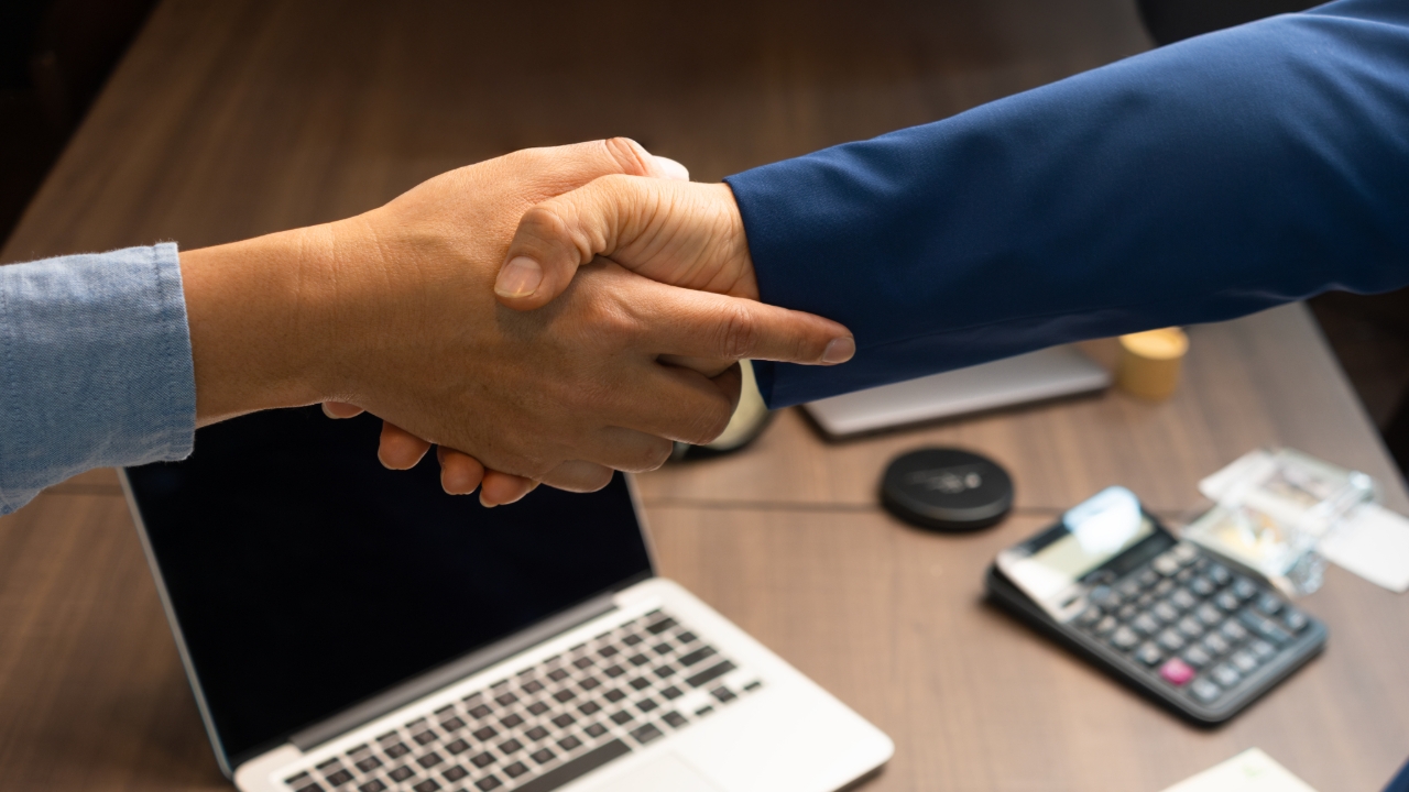 วันธงชัยเดือนตุลาคม 2568 เช็กปฏิทินวันฤกษ์ดี เสริมบารมี สมหวังรุ่งเรือง