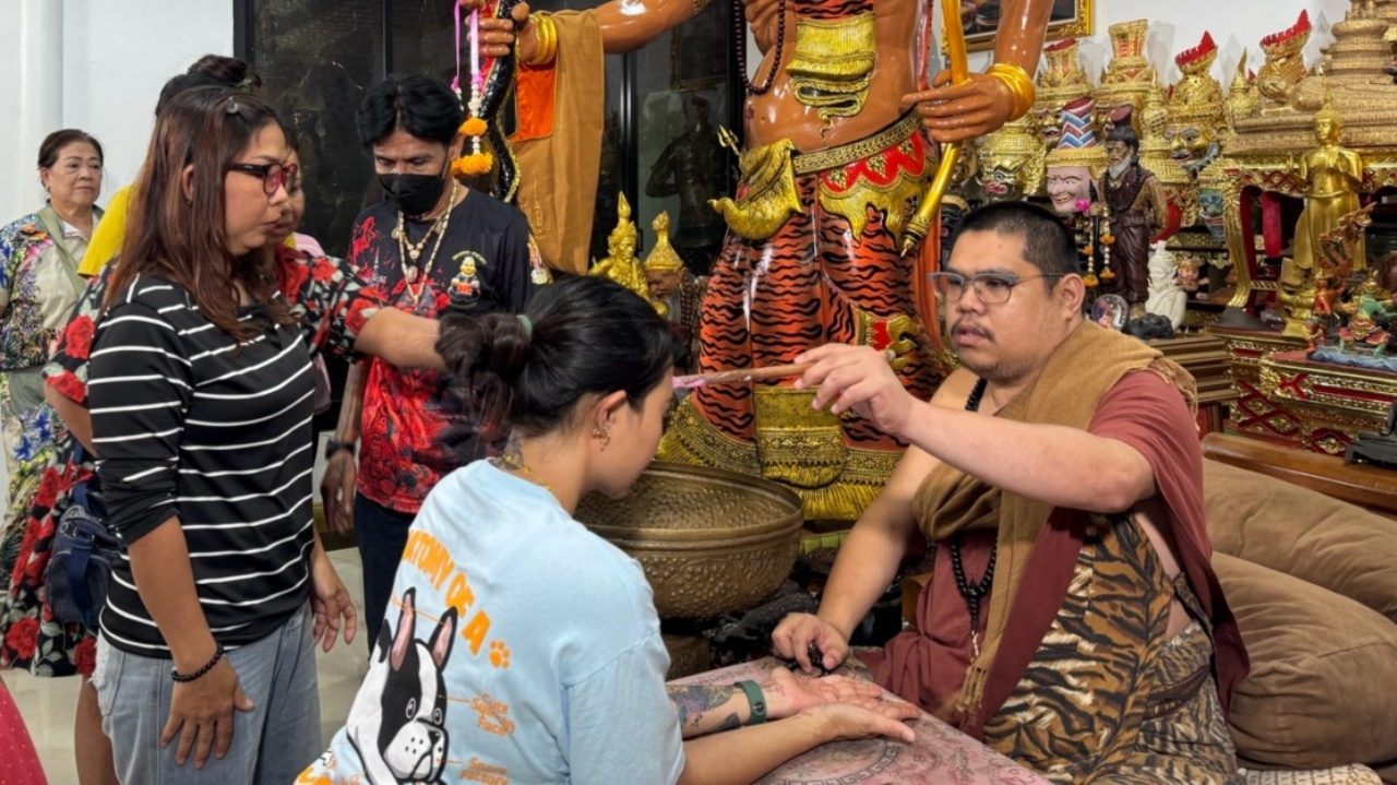 สาวเจิมมือเปิดดวงเศรษฐี หลังได้โชคหลักแสน ส่องเลขอ่างน้ำมนต์ฤาษีเณร