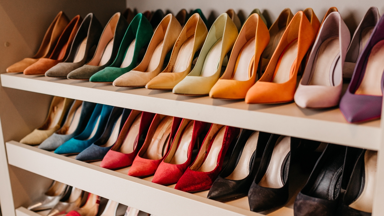 สีรองเท้าตามวันเกิด 2568 สีไหนใส่แล้วดี เสริมดวงเฮง เช็กเลยที่นี่