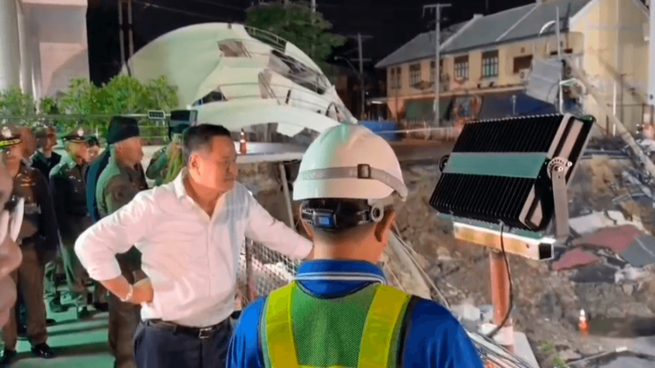 "นายกฯ อนุทิน" ลงพื้นที่ถนนทรุดรอบดึก คาดคืนพื้นผิวการจราจรใน 2 สัปดาห์