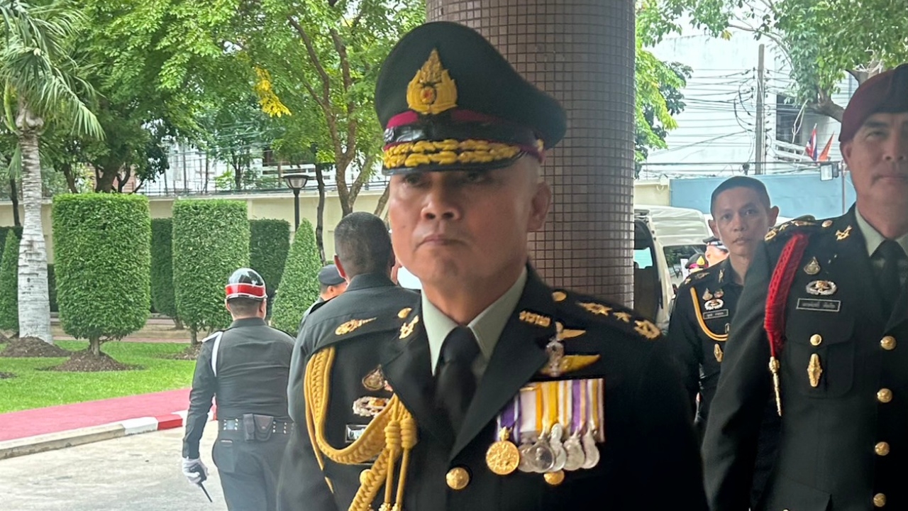 "แม่ทัพภาคที่ 2" มี 3 เก้าอี้รอรับ ย้ำจุดยืนไม่เล่นการเมือง หลังมีพรรคมาทาบทาม