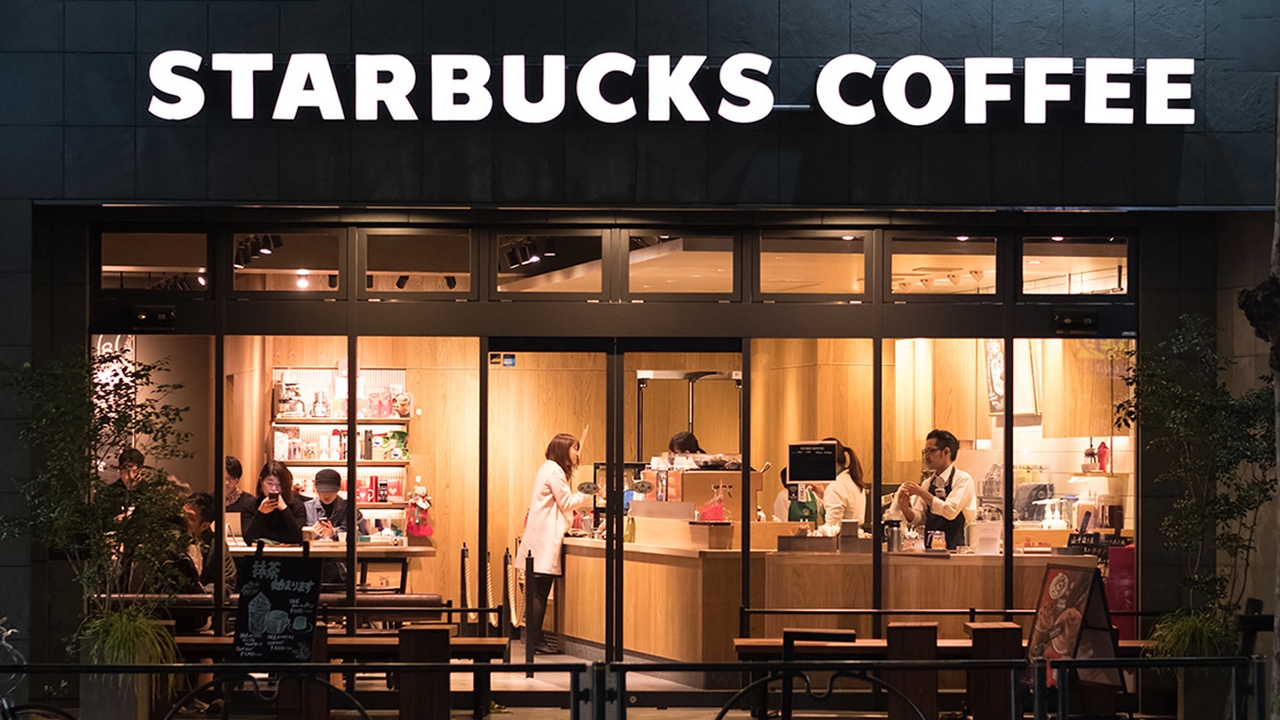 Starbucks ผ่าตัดใหญ่รอบสอง ปิด 500 สาขา เลิกจ้าง 900 คน หลังยอดขายซบหนัก 6 ไตรมาสติด