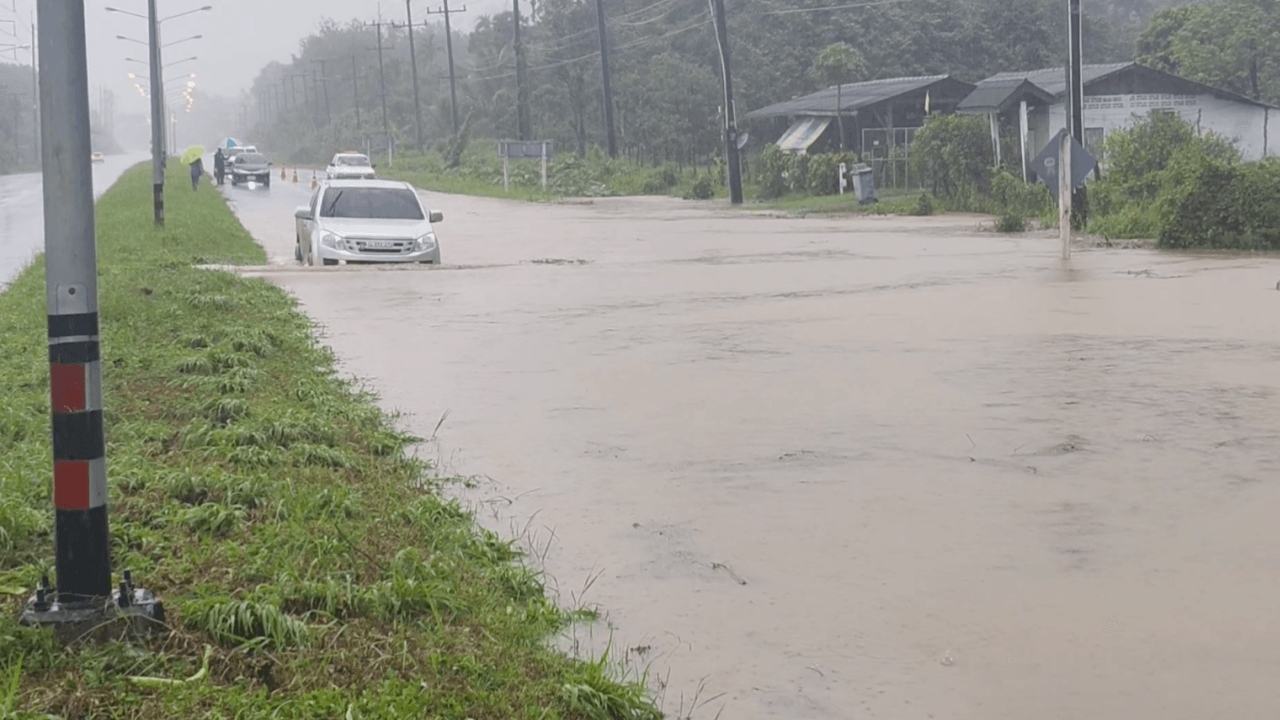 ฝนถล่มตราด ติดต่อกัน 5 ชั่วโมง น้ำป่าทะลักท่วมถนนสายหลัก รถเล็กสัญจรผ่านไม่ได้