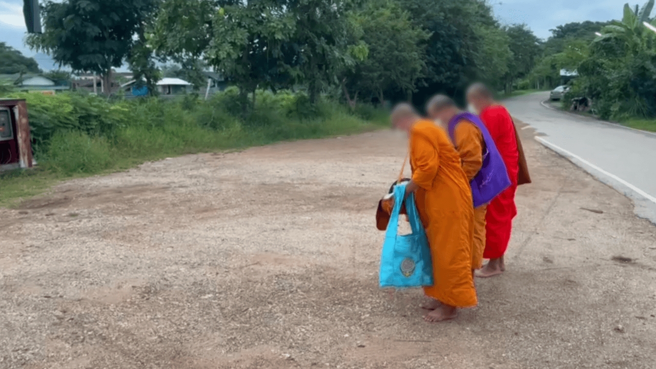 ขนลุก พระยืนบิณฑบาตให้พร "พ่อแม่ลูก" แต่เด็กวัด-ชาวบ้านกลับไม่เห็นใคร