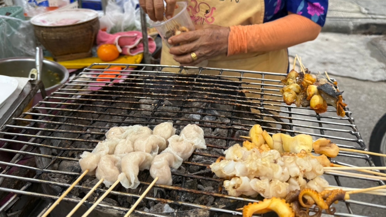 ทะเลปิ้งย่างไม้ละ 10 บาท “ป้าตาล บ้านเพ” สตรีทฟู้ดระยองบนรถพ่วงข้าง หอมถ่านย่างกว่า 30 ปี
