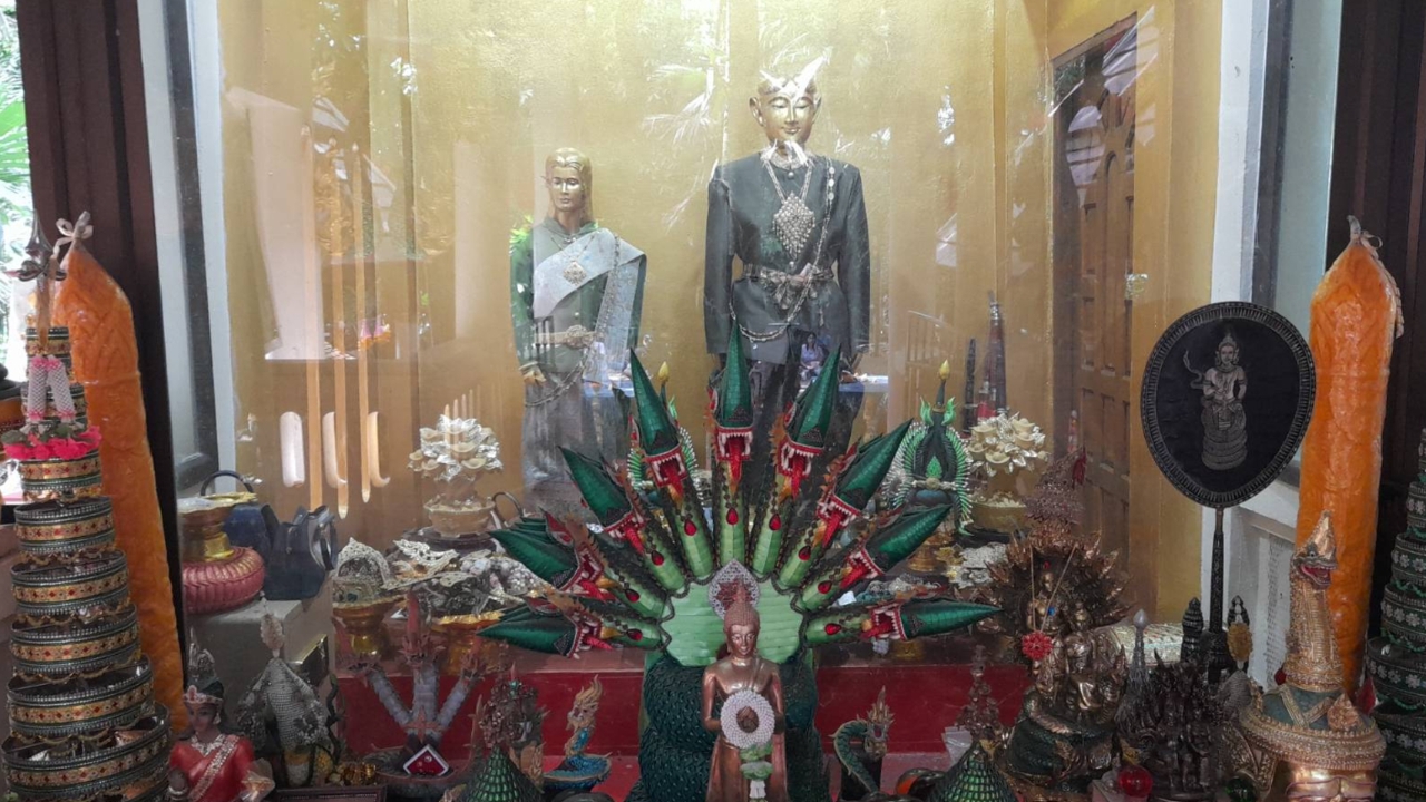 คอหวยฮือฮา "งูเหลือม" โผล่ใต้แท่นบายศรีพ่อปู่แม่ย่าคำชะโนด เชื่อมาให้โชคงวดนี้