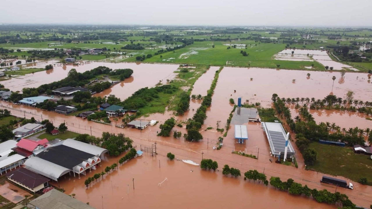 โคราชอ่วม เปิดภาพมุมสูง น้ำป่าไหลเข้าท่วมหลายพื้นที่ ถนนสายหลักปิดห้ามรถผ่าน