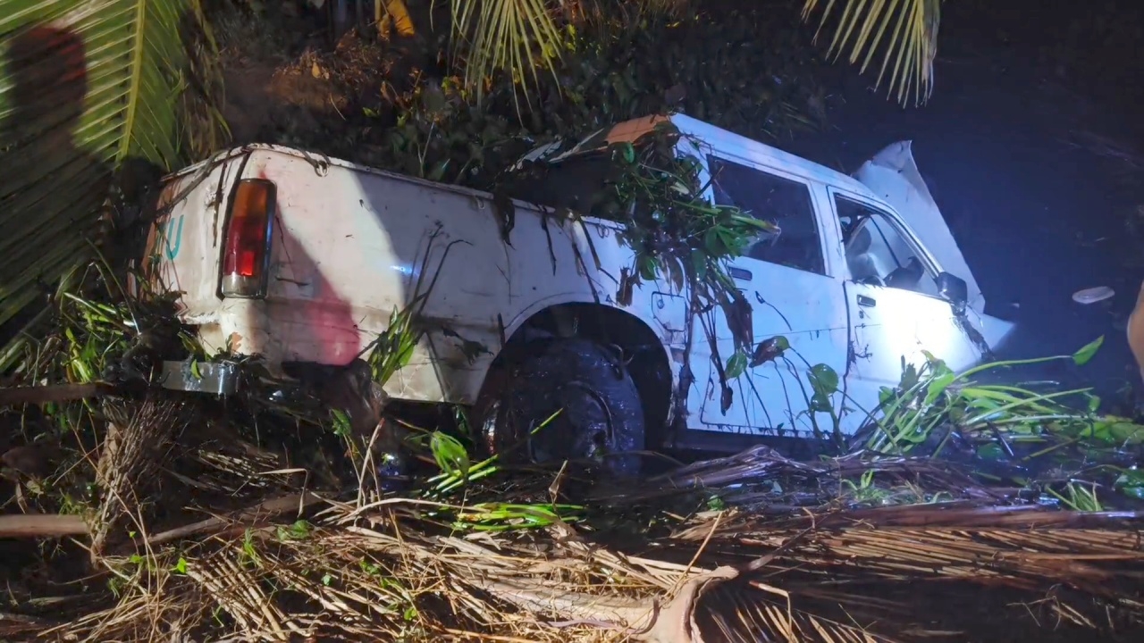 หนุ่มใหญ่ราชบุรี ขับกระบะเสียหลักข้ามเลน ไถลตกคลอง พบเสียชีวิต 2 ศพ