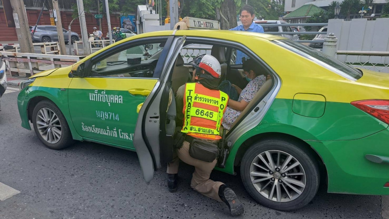 สาวท้องแก่อั้นไม่อยู่ คลอดลูกบนแท็กซี่ ระหว่างพาส่ง รพ.วชิรพยาบาล