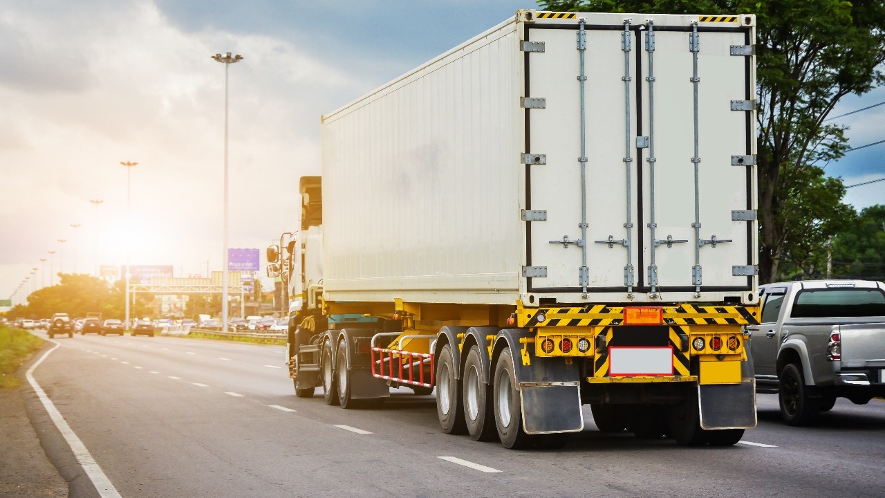 ตั้งแต่ 26 ก.ย. เป็นต้นไป ห้ามรถบรรทุก 10 ล้อขึ้นไปวิ่งใน “ซอยศรีนครินทร์ 38”