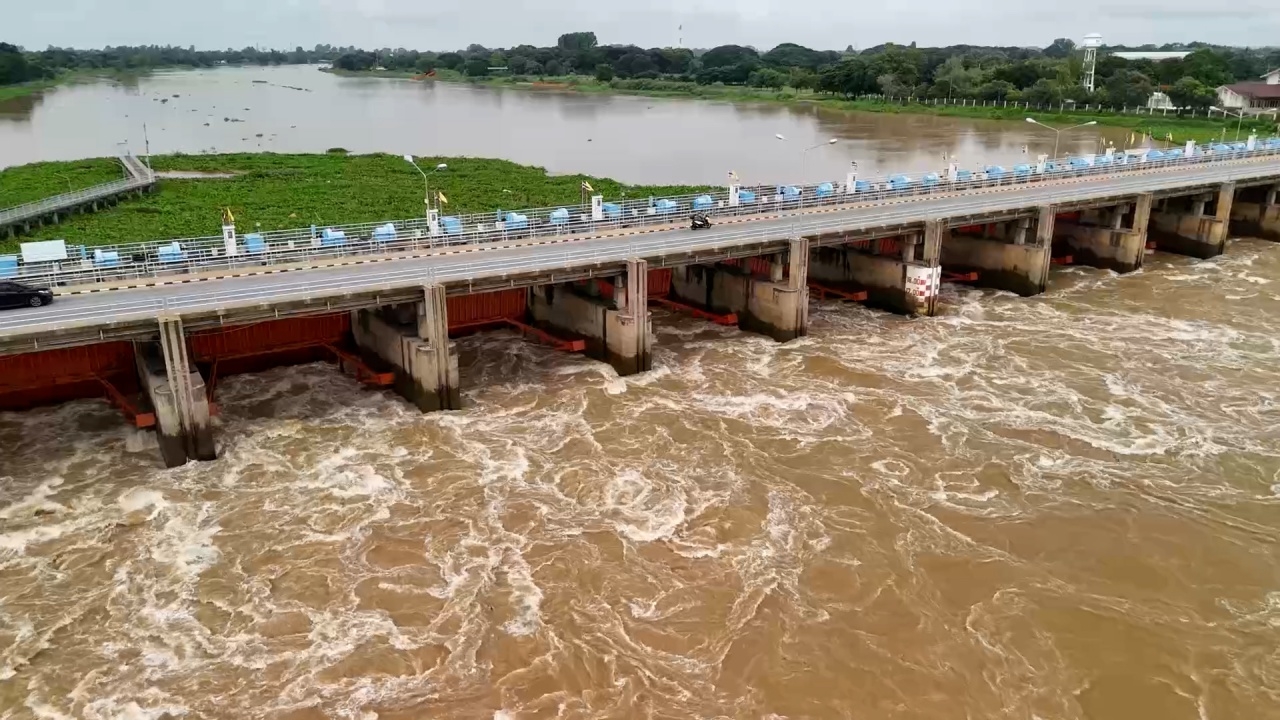 เขื่อนเจ้าพระยา ทยอยปรับลดการระบายน้ำ พร้อมเฝ้าระวังสถานการณ์พายุ "บัวลอย"
