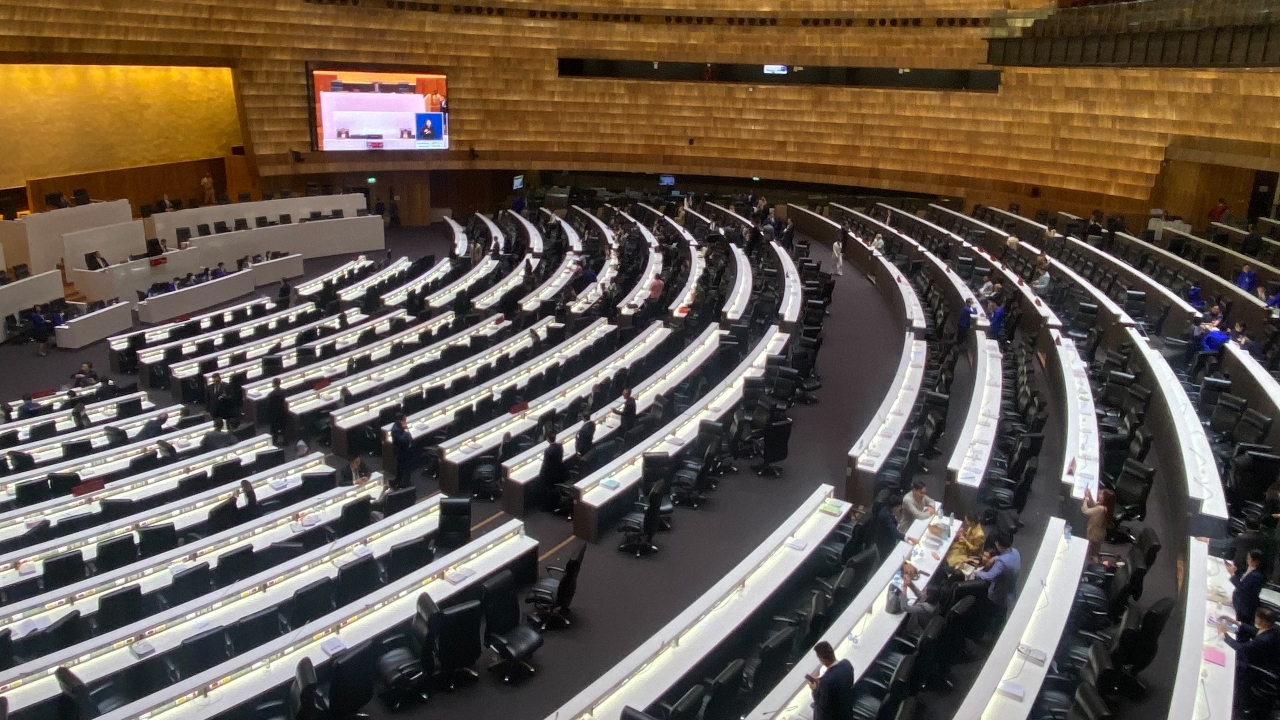 สภาล่มอีก องค์ประชุมไม่ครบ สส.ภท.-ปชน. โวย พท. ไม่อยู่ถกร่างพ.ร.บ.อากาศสะอาด