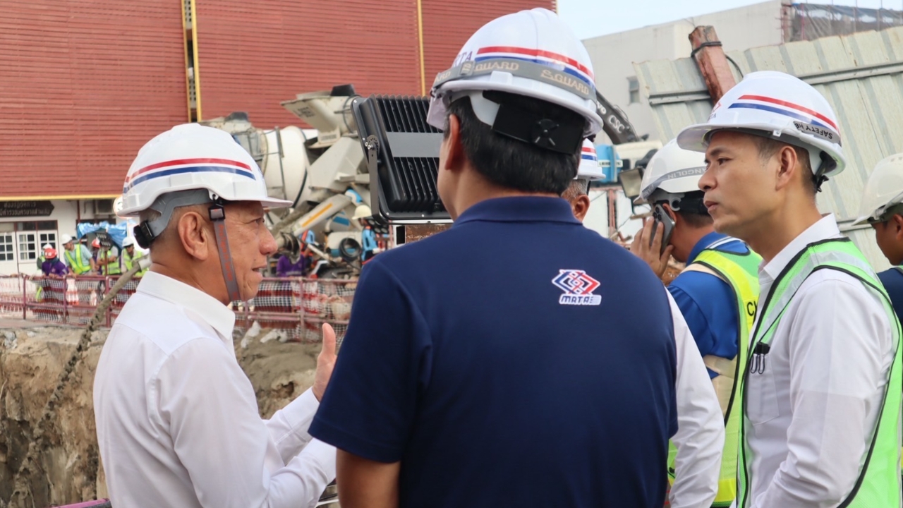 “พิพัฒน์” สั่ง เร่งคืนผิวจราจรเหตุถนนทรุดกลางกรุง ภายใน 14 วัน